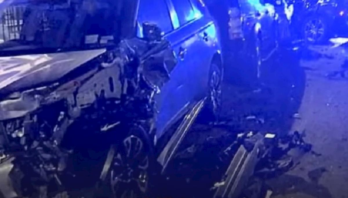 Londra, distrugge 11 auto di lusso in sosta