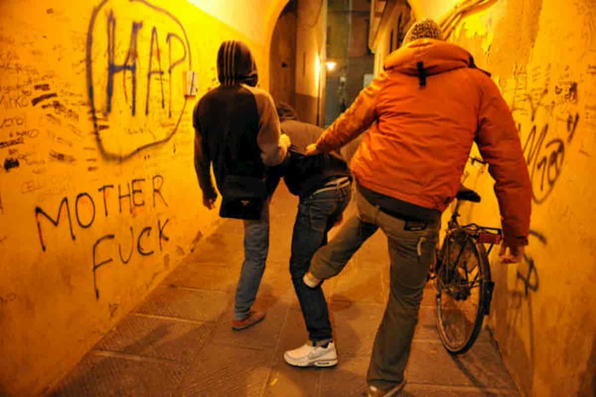 Napoli, baby gang aggredisce vicino al lungomare un immigrato del Bangladesh a sassate