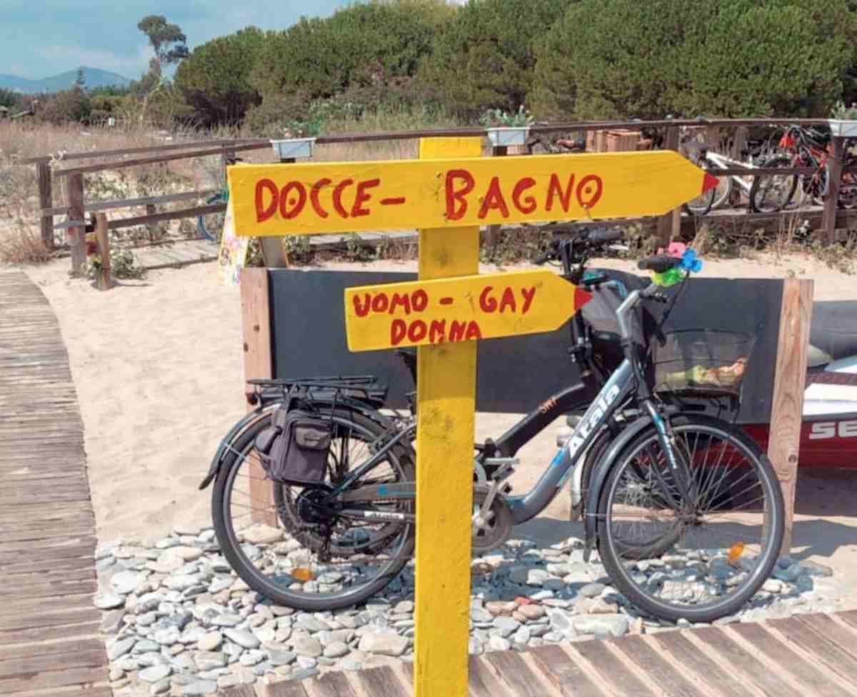 Ascea, bagni "uomo donna gay" al lido. Ira Arcigay: "Dove dovrebbero andare lesbiche e trans?"