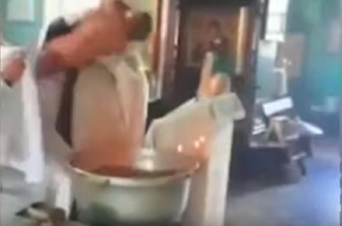 russia sbatte bambino battesimo