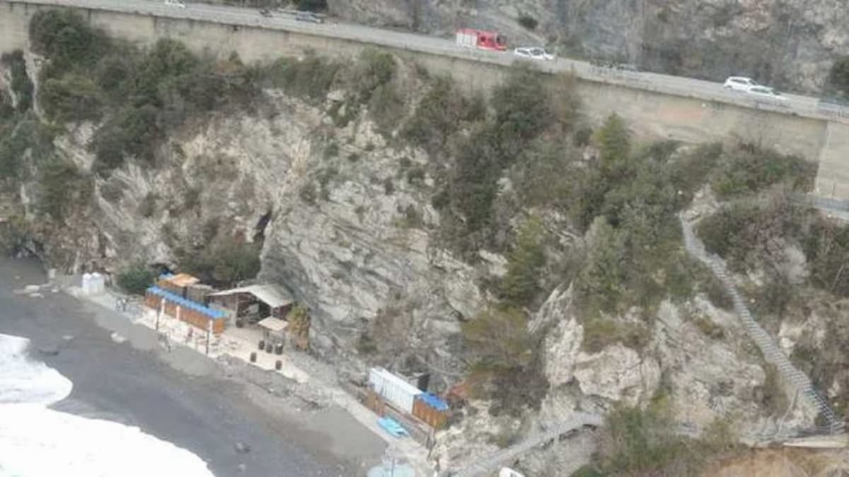 La spiaggia di Bergeggi (Savona) in cui è stato lanciato il cassonetto