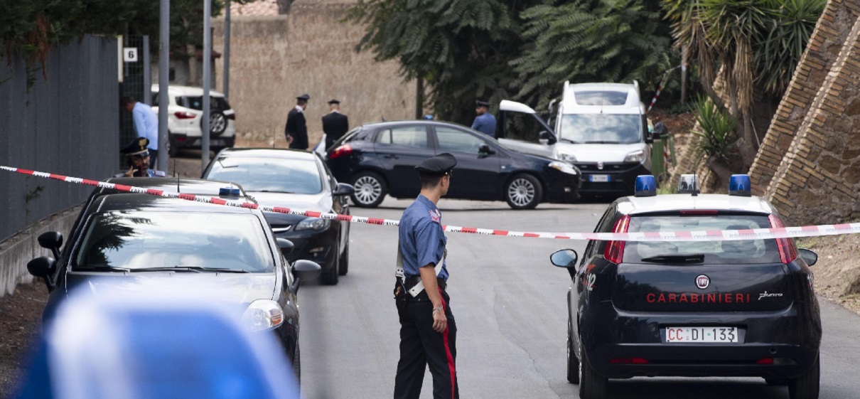 I carabinieri nella zona dove è stato ritrovato il cadavere