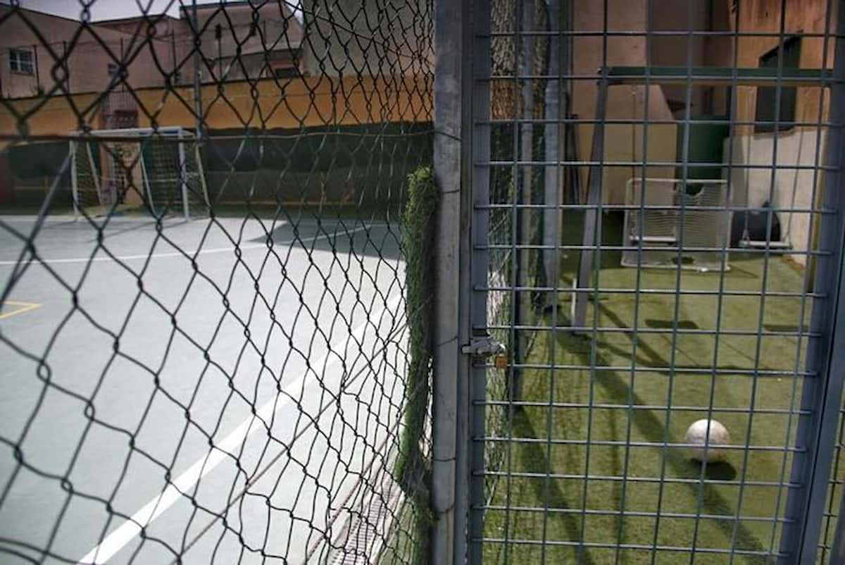 Frattamaggiore, lite durante una partita di calcetto finisce in sparatoria: due feriti