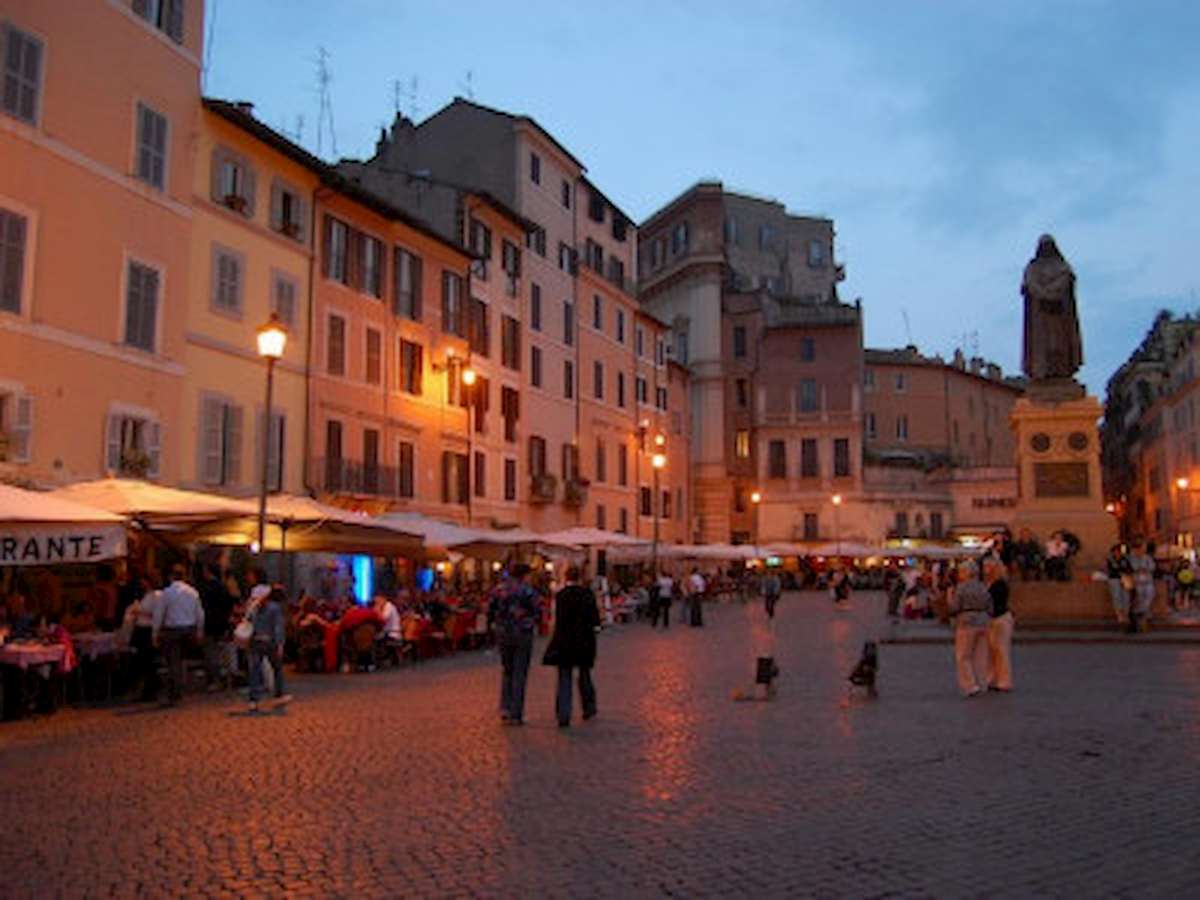 Roma, 14enne italo tedesca denuncia: "Un uomo ha abusato di me in Campo dei Fiori"