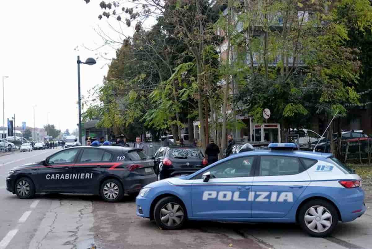Roma, ladro di scooter fugge dai Carabinieri e va a sbattere contro volante della Polizia