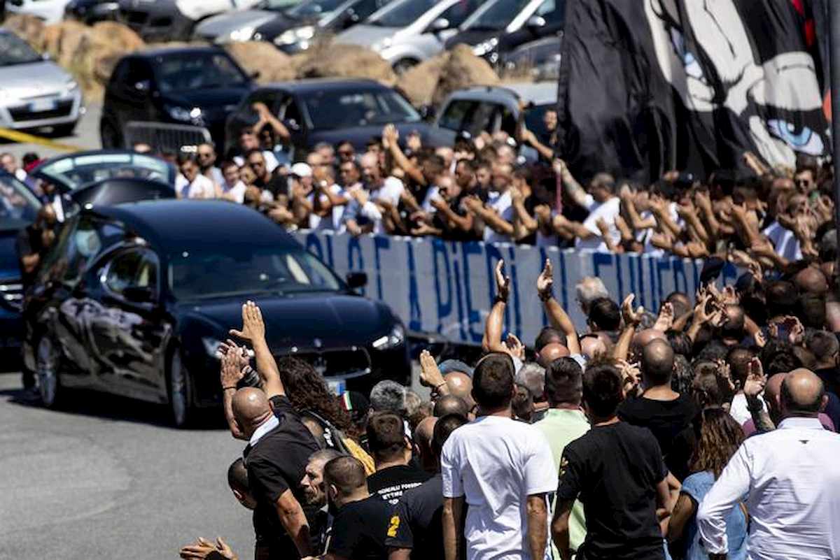 Dopo i funerali, la figlia dell'ultras della lazio Diabolik attacca il questore di Roma