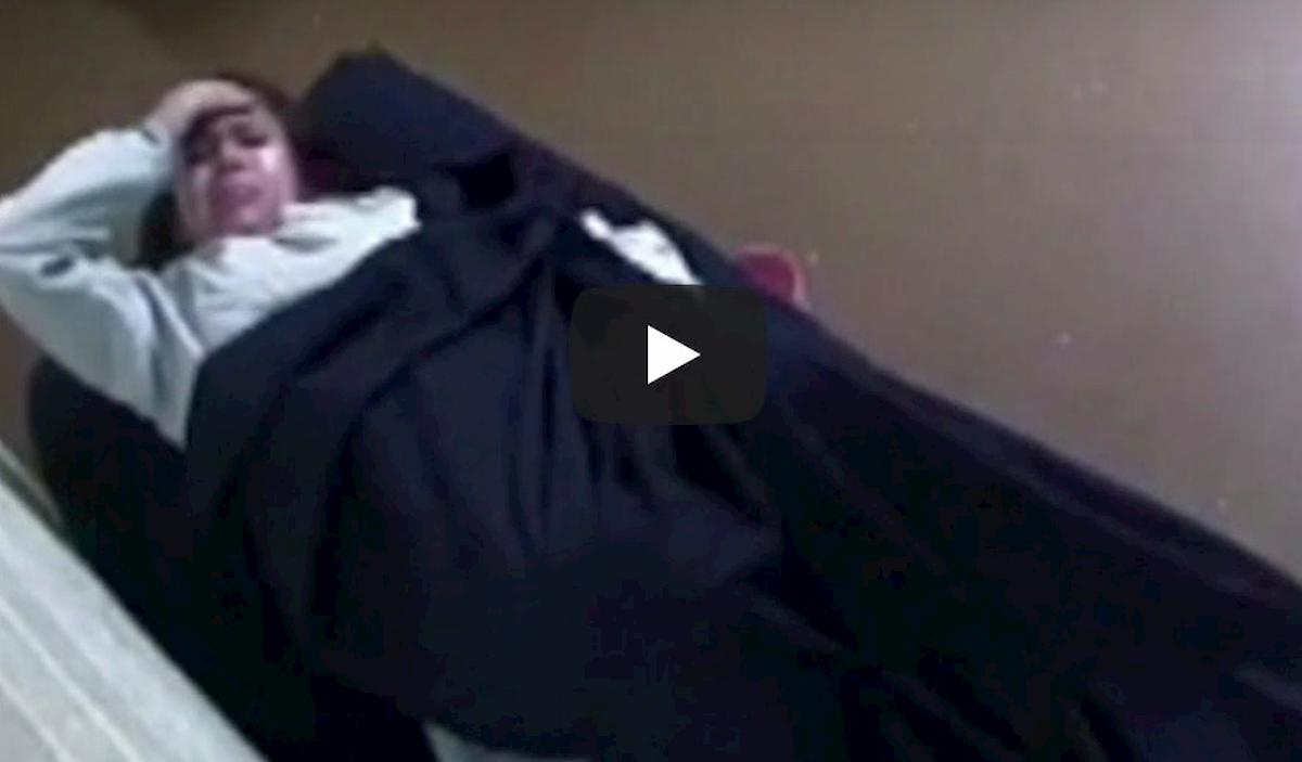 Usa, donna costretta a partorire sola in carcere fa causa alla città di Denver. Il VIDEO choc