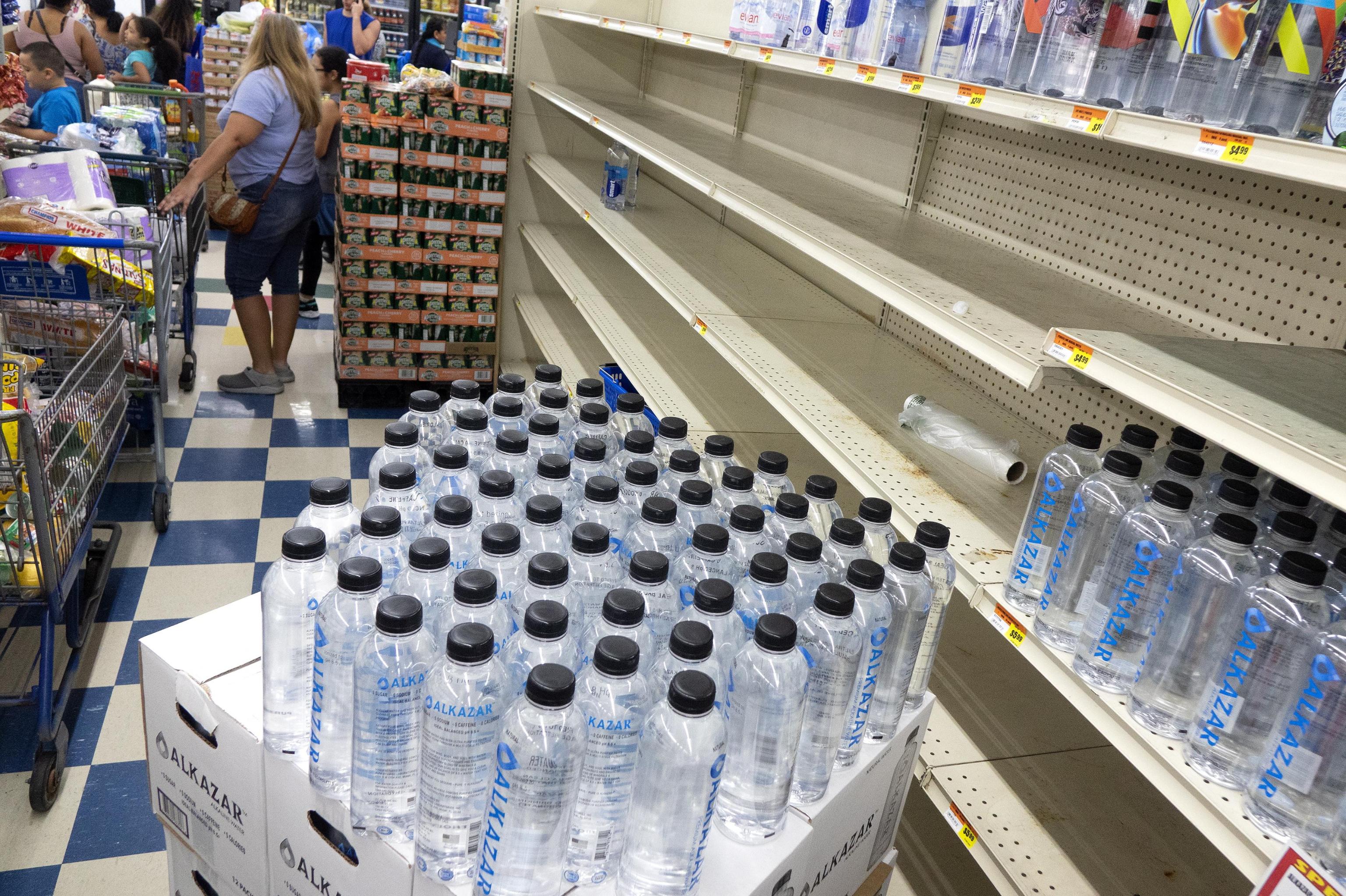 Gli abitanti fanno scorte di cibo e acqua in attesa dell'arrivo di Dorian