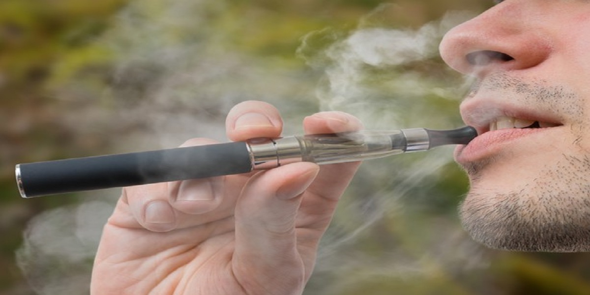 Una persona fuma una sigaretta elettronica)