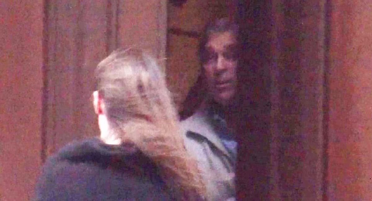 Il principe Andrea esce dalla casa di Jeffrey Epstein