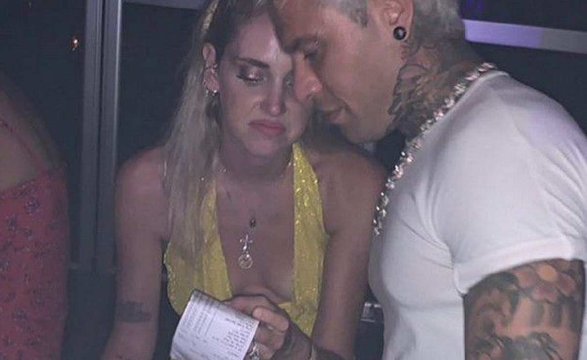 Chiara Ferragni e Fedez: la foto con il conto è virale. Le loro facce...