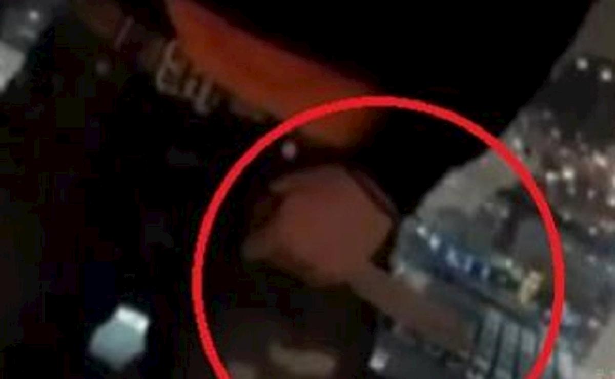 finnegan elder lee col coltello in mano