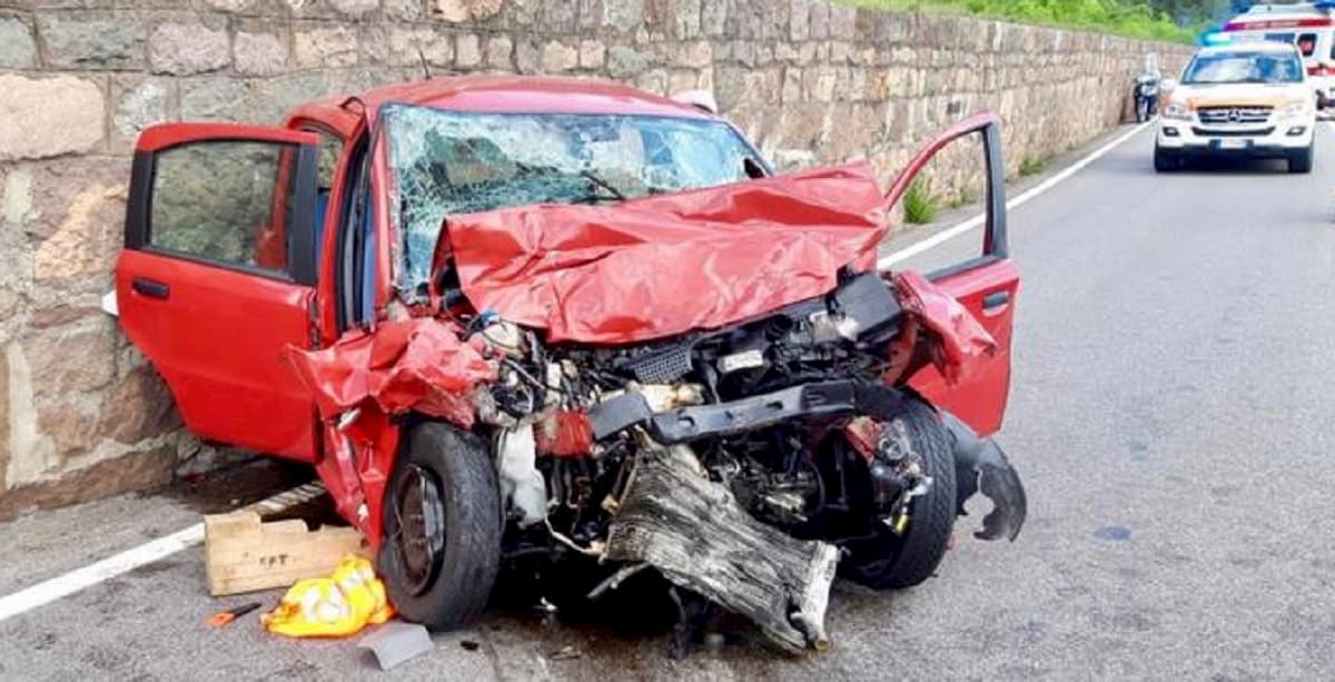 Terlano, frontale tra auto e bus: morto l'automobilista 31enne