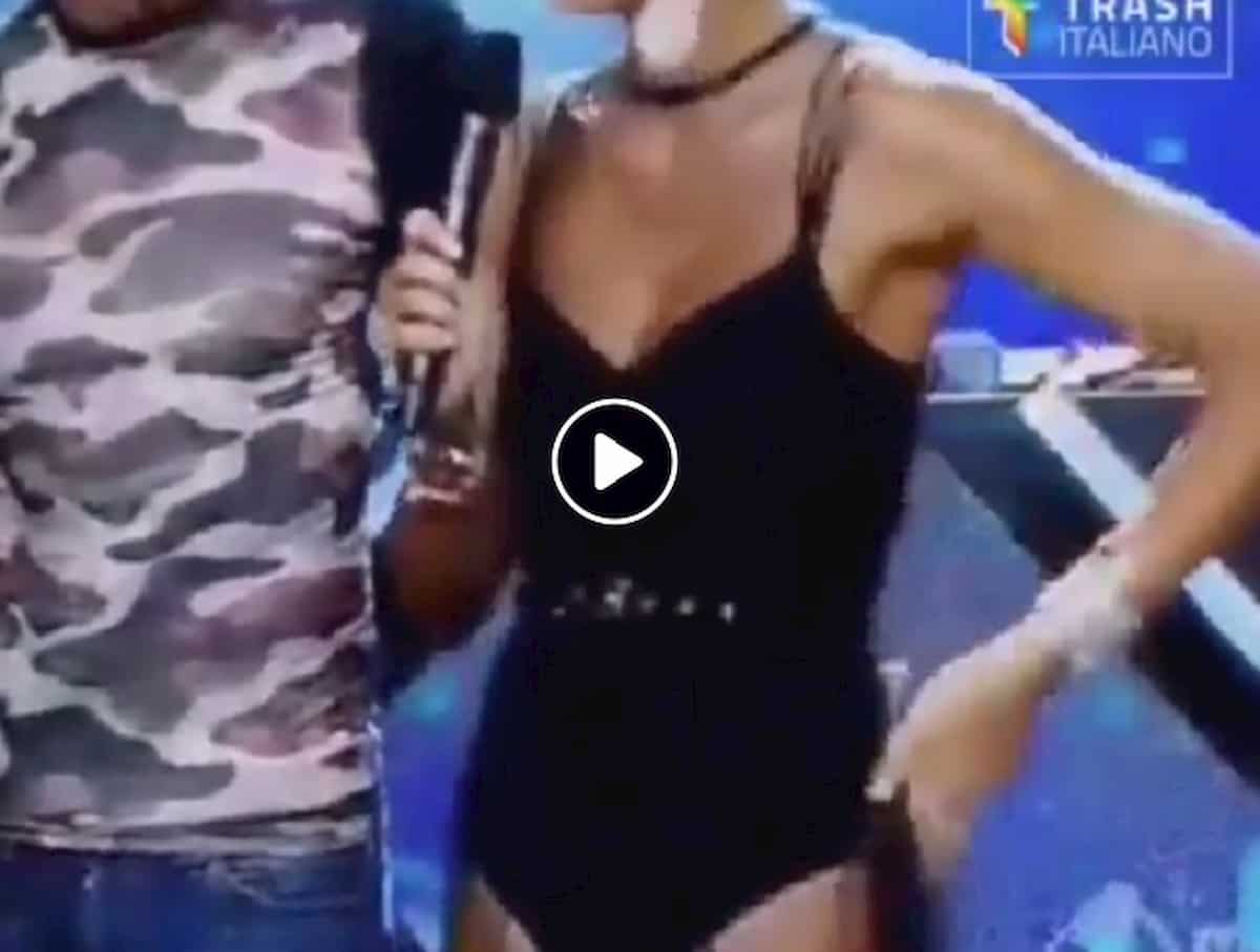 Gabry Ponte e la palpatina in diretta a Elisabetta Gregoraci durante Battiti Live. Lei gli toglie la mano