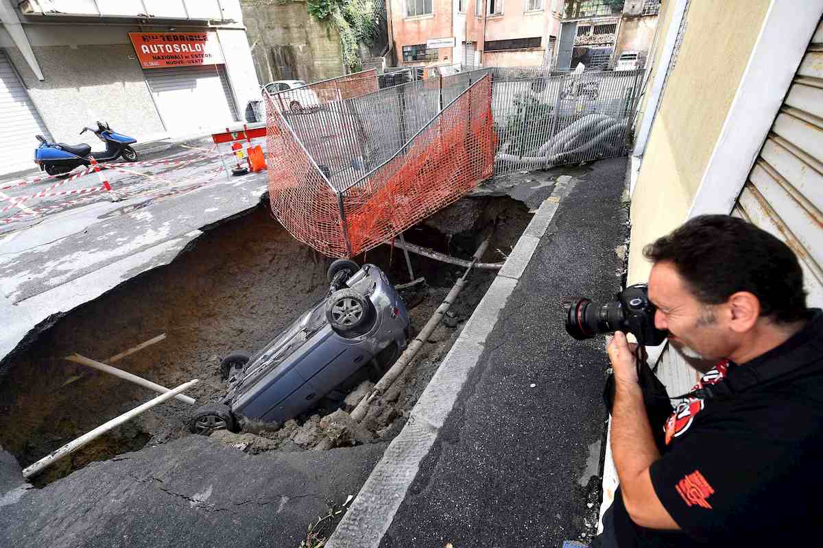 genova auto inghiottita via berno