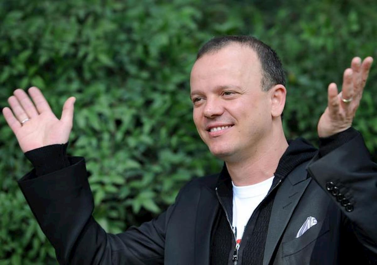 Gigi D'Alessio: "A Napoli ti curi solo se hai amici importanti". Alviti: "Offende lavoratori e città"