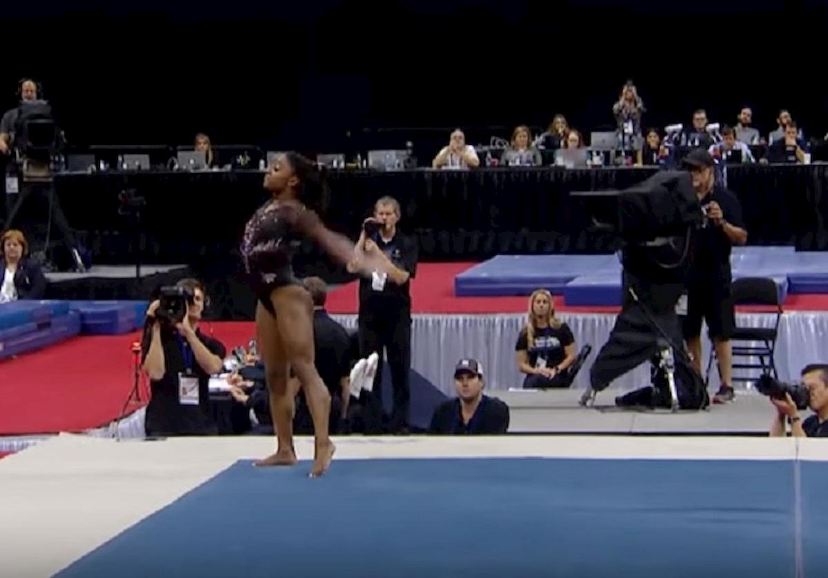 simone biles salto