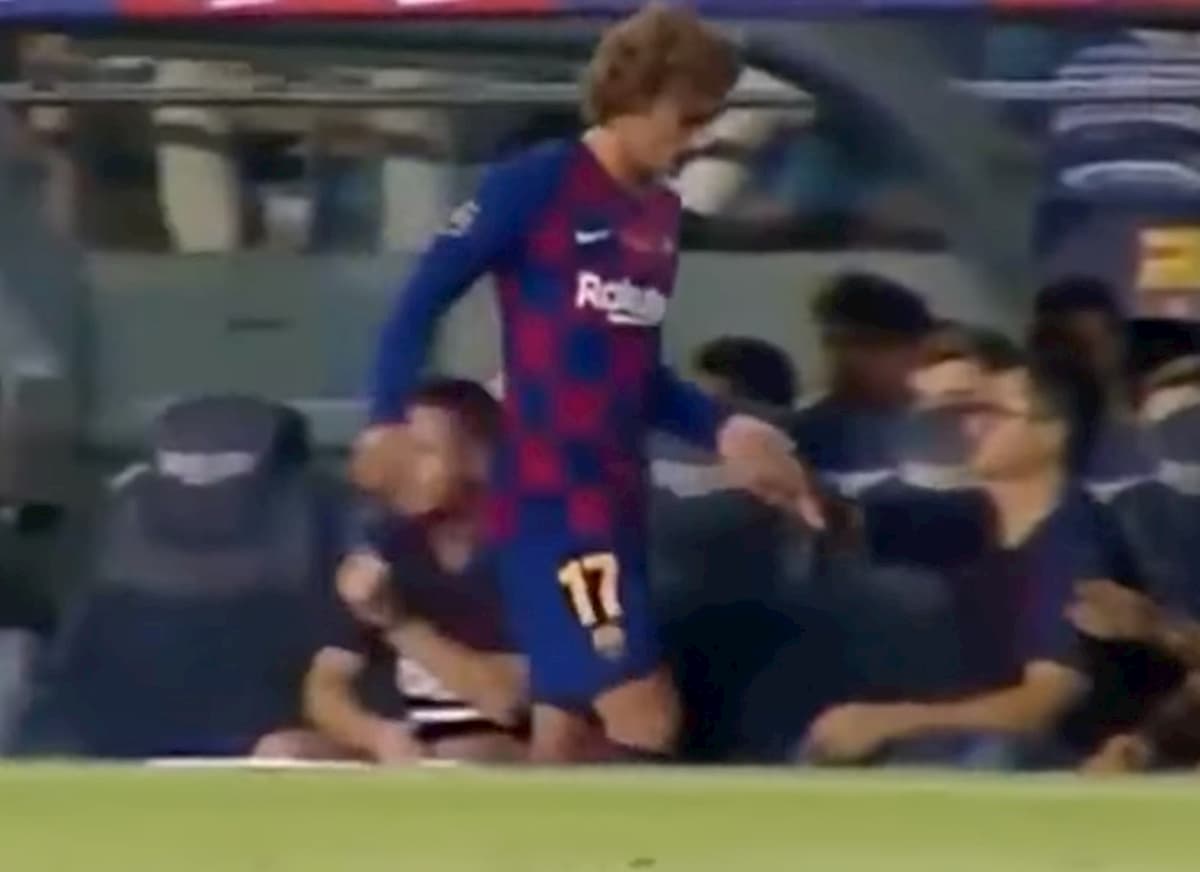 YOUTUBE Messi non saluta Griezmann dopo la sostituzione: malumori al Barcellona?