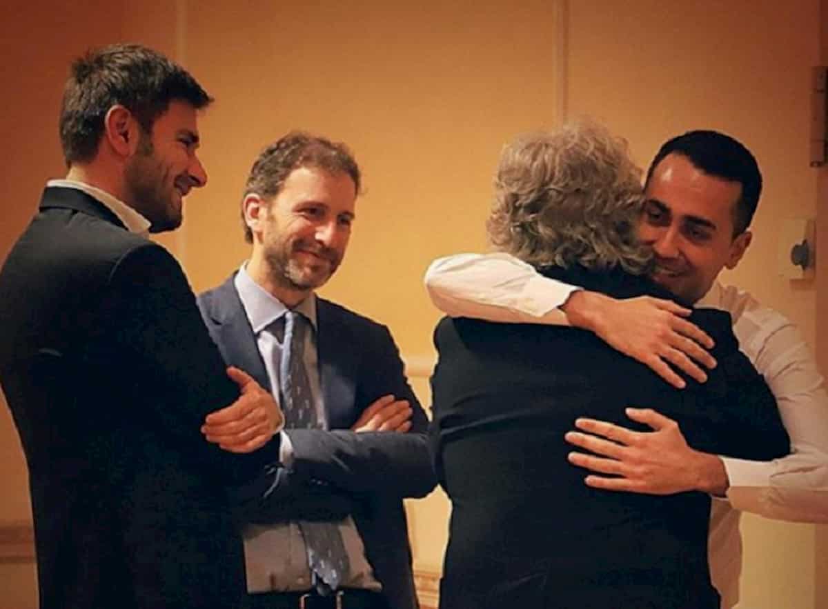 M5s mette fine al governo a casa di Beppe Grillo: "Salvini non è più affidabile"