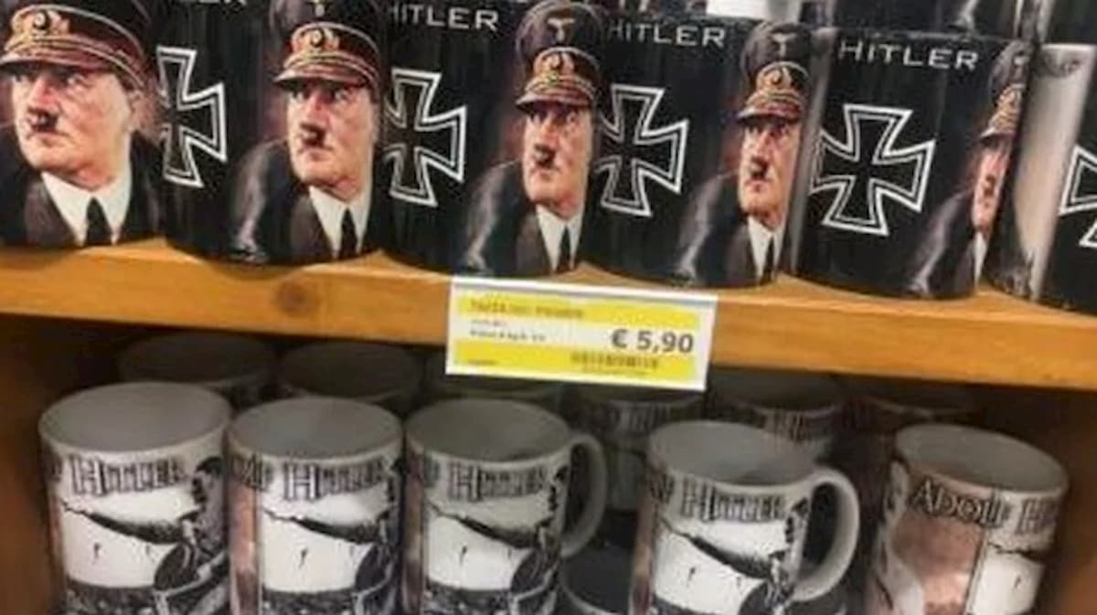 Venezia, souvenir con foto di Hitler in vendita in supermercato del Lido di Jesolo