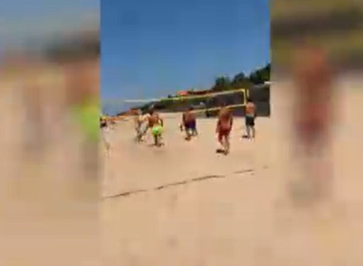 Sabaudia, Francesco Totti gioca a beach volley e Ilary Blasi... Un frame del video