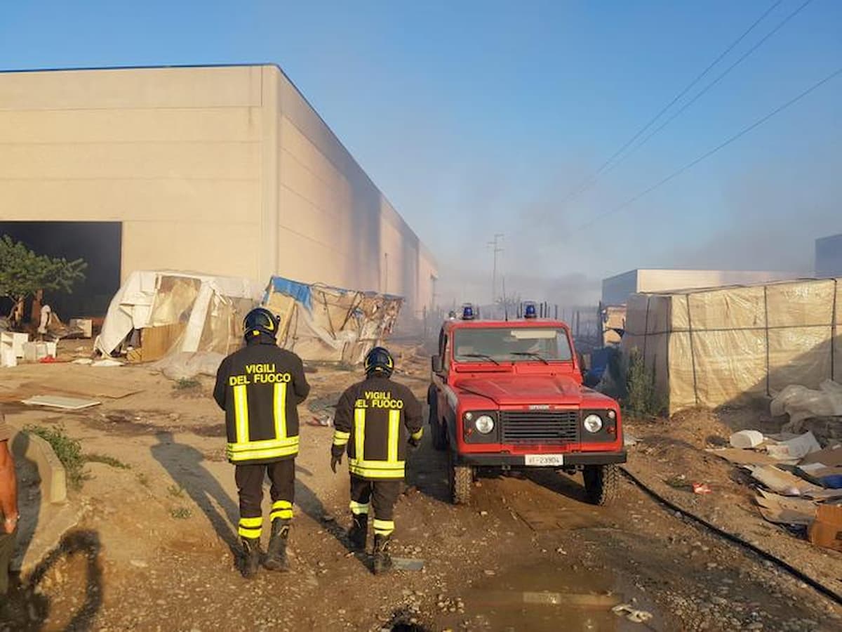Incendio in un capannone a Metaponto di Bernalda (Matera)