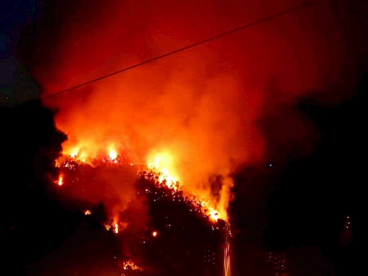 Solanas, vasto incendio: fiamme vicino alle case, abitanti evacuati