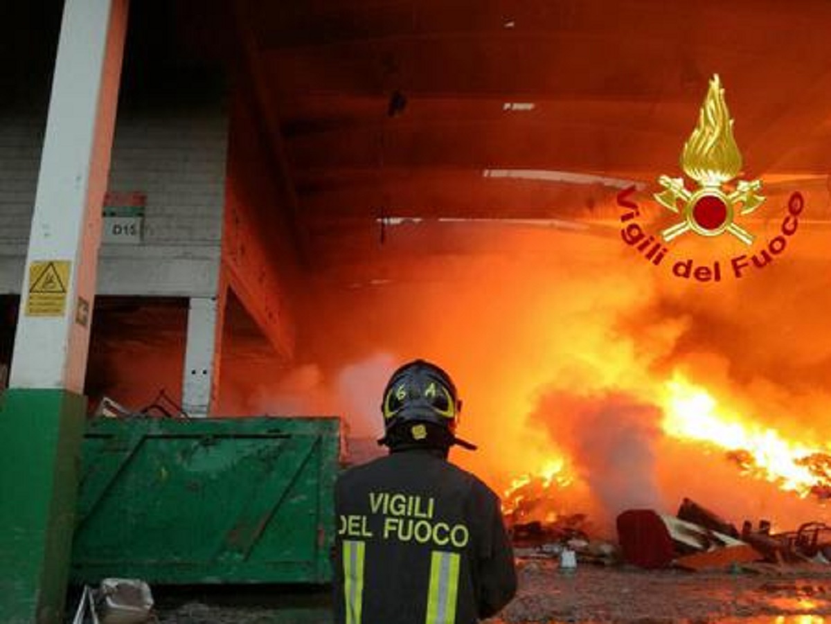 Un vigile del fuoco al lavoro, foto Ansa