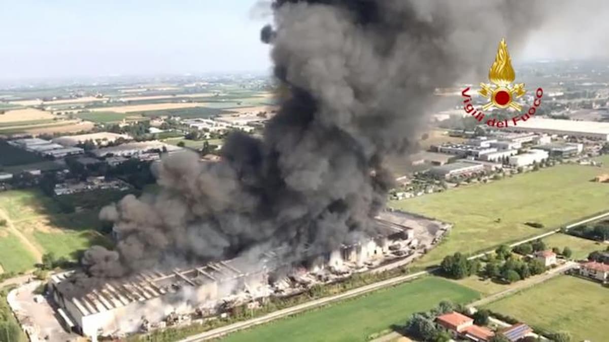 Faenza, incendio brucia il magazzino Lotras. Appello ai cittadini: "Rischio fumi tossici, chiudete le finestre"