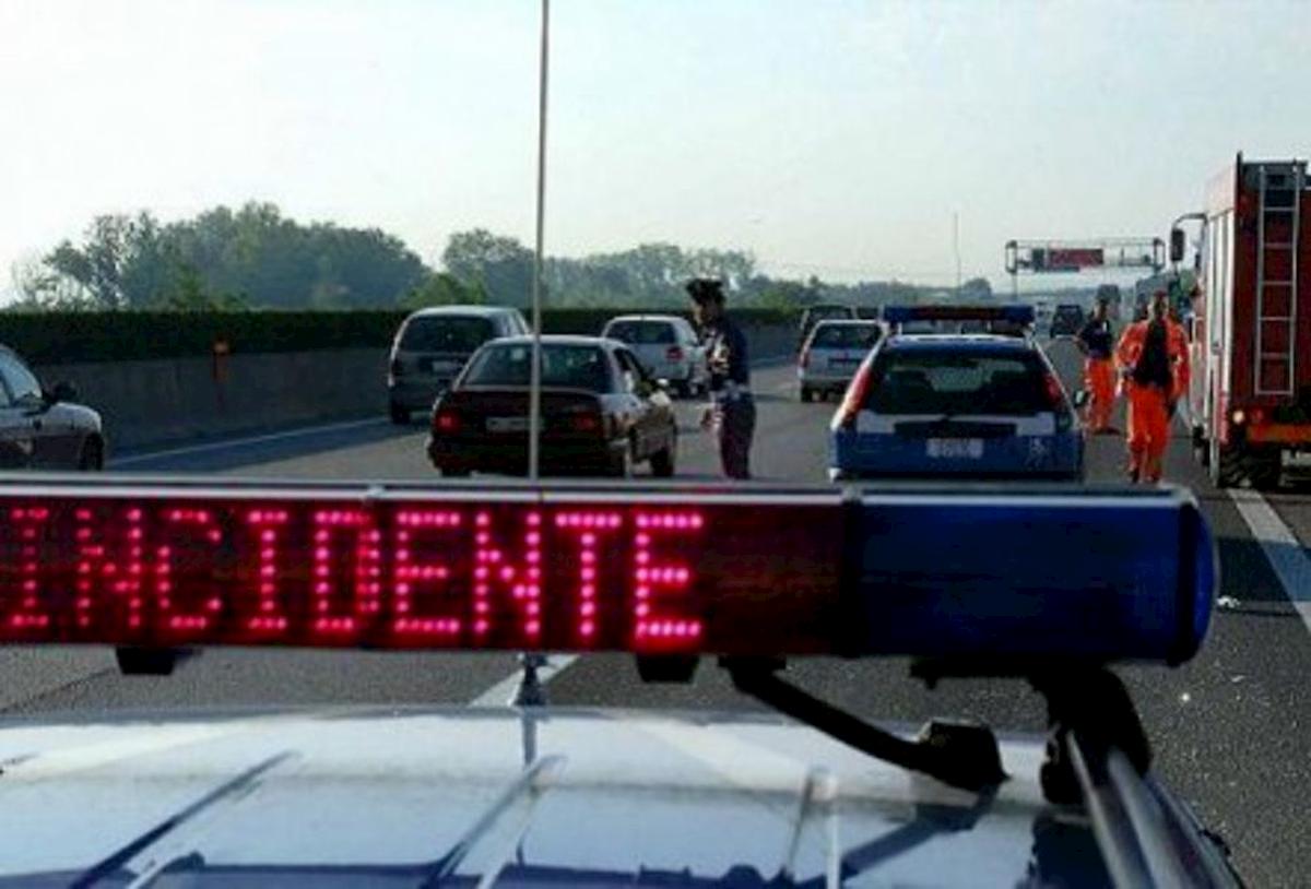 Incidente A1, furgone si ribalta in autostrada: un morto e 3 feriti