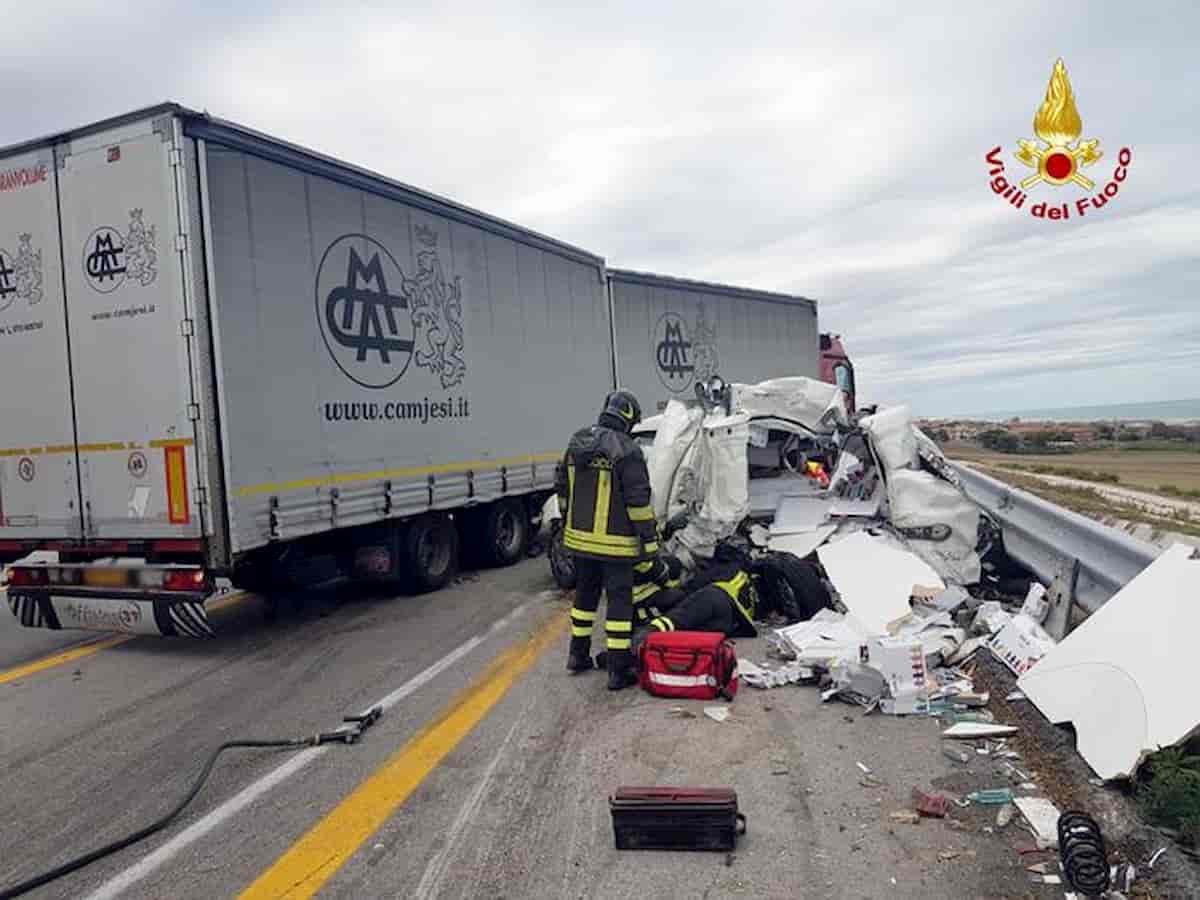 A14, grave incidente tra Cesena Nord e Forlì: un morto, un ferito e lunghe code