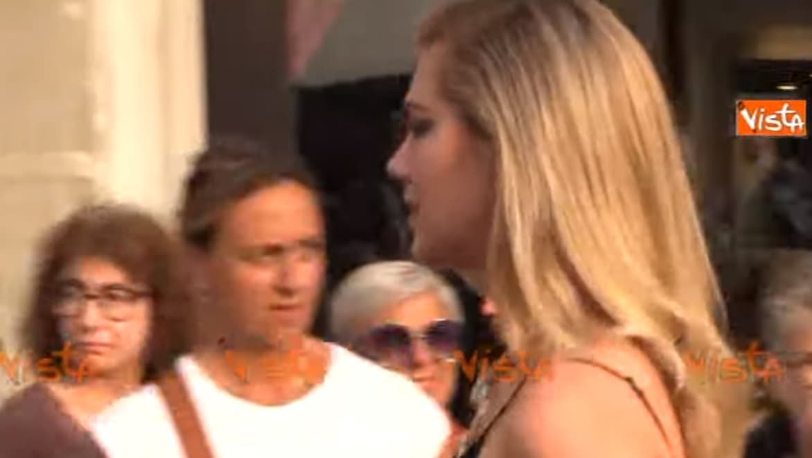 Kate Upton al Festival del cinema di Venezia in total black e super spacco VIDEO