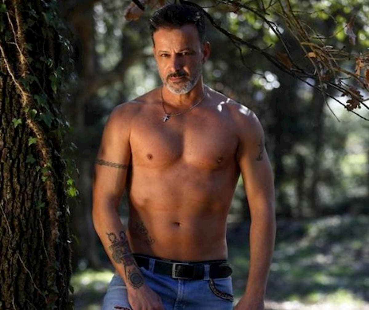 Kikò Nalli risponde a hater con una foto a petto nudo: "Arrivaci alla mia età"