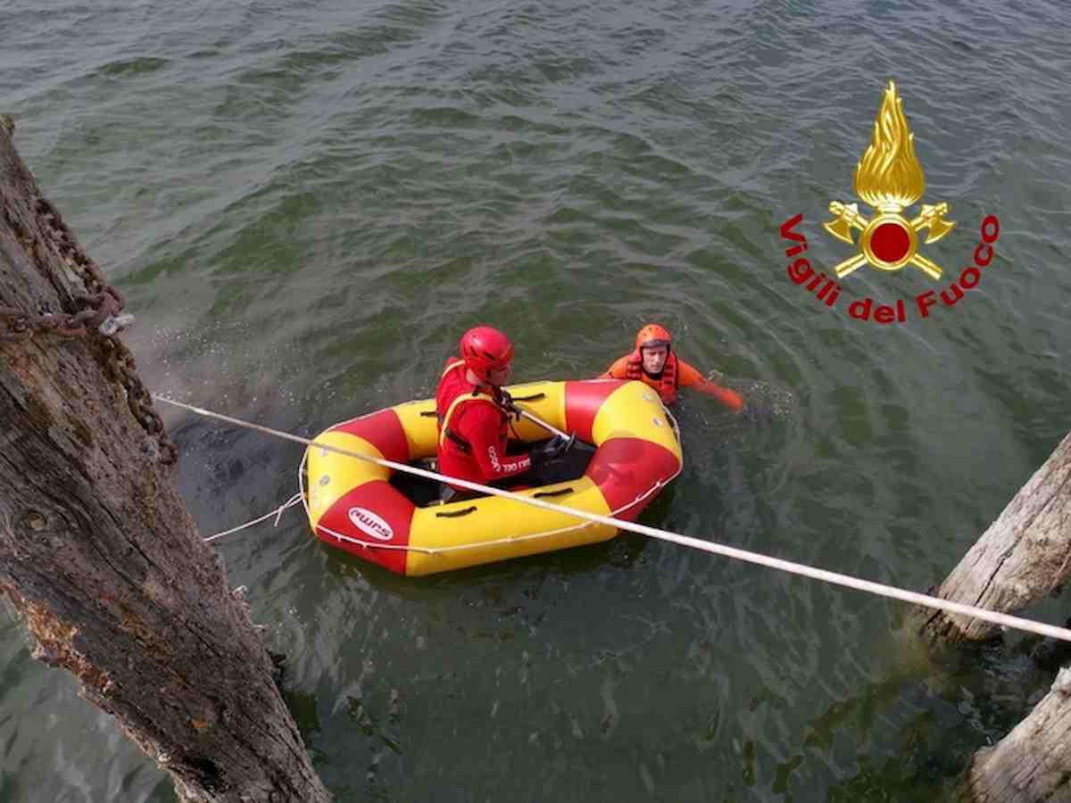 Sommozzatori al lavoro lago trasimeno