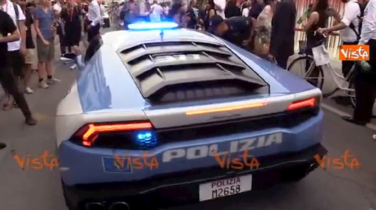 Venezia, alla mostra del Cinema sfila anche la Lamborghini della Polizia VIDEO