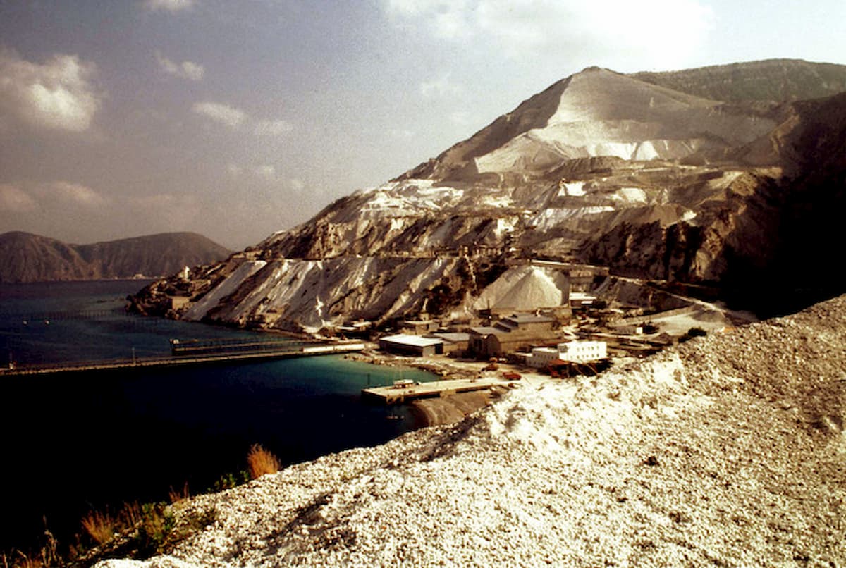 La spiaggia bianca di Lipari (Foto Ansa)