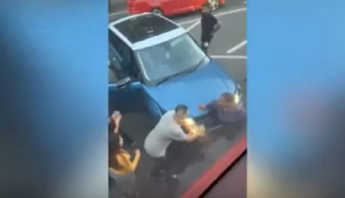 londra la donna tra le due auto