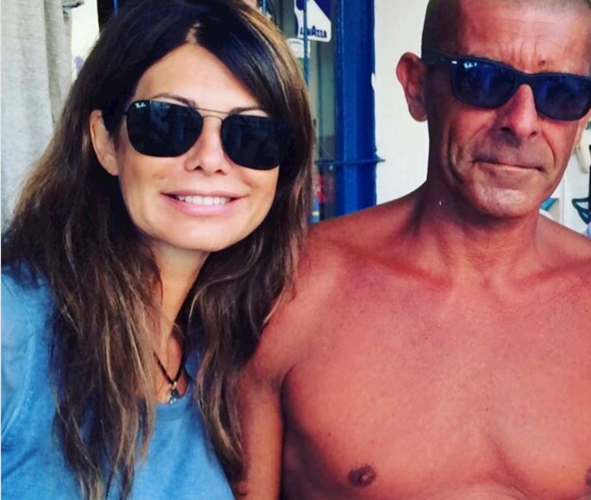 Luca Laurenti è Padre Natura. Al mare con Susanna Messaggio che apprezza il "corpo prestante"