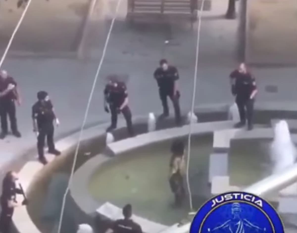 Un poliziotto ha fermato un uomo col machete prendendolo alle spalle a Madrid