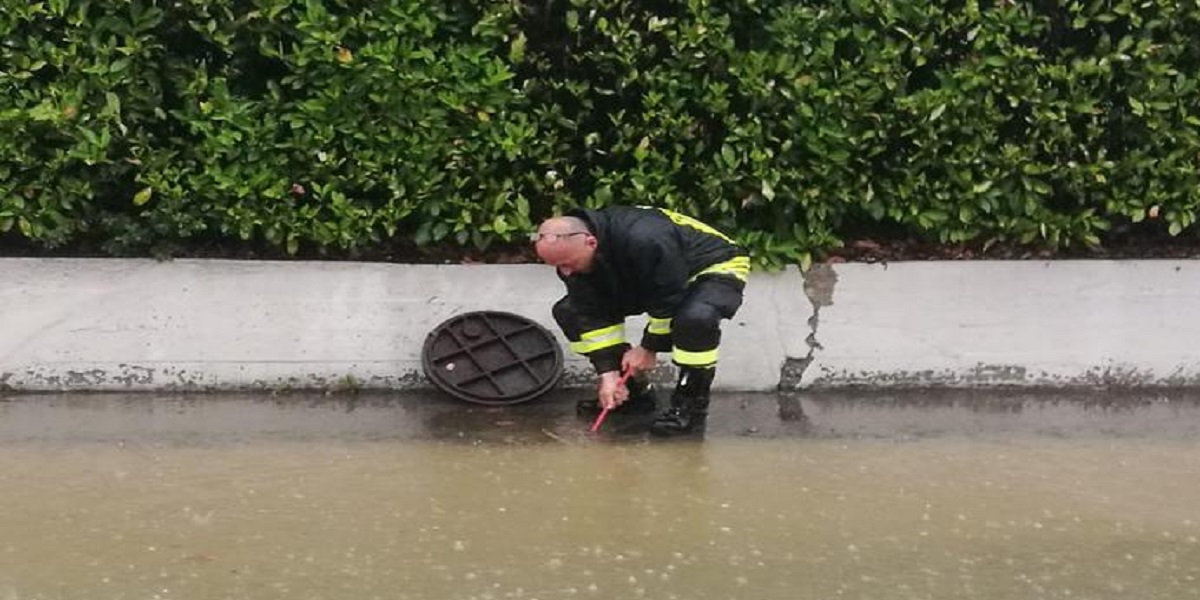 Un vigile del fuoco al lavoro