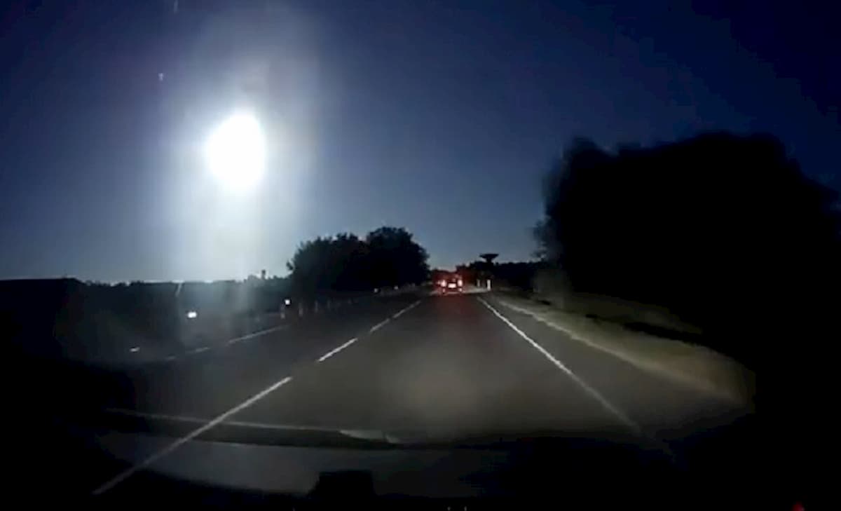Sardegna, meteorite nel cielo tra l'isola e le Baleari: il VIDEO della enorme palla di fuoco