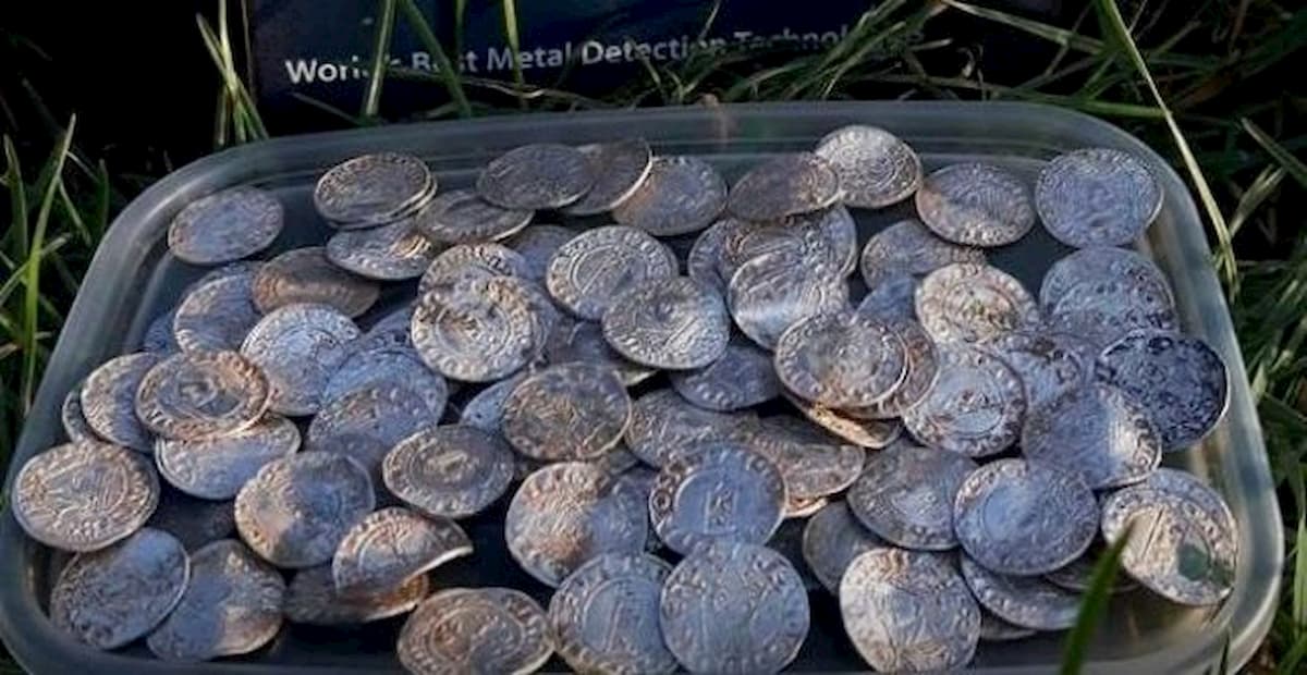 Regno Unito, trovano 2571 monete d'argento col metal detector: sono di mille anni fa