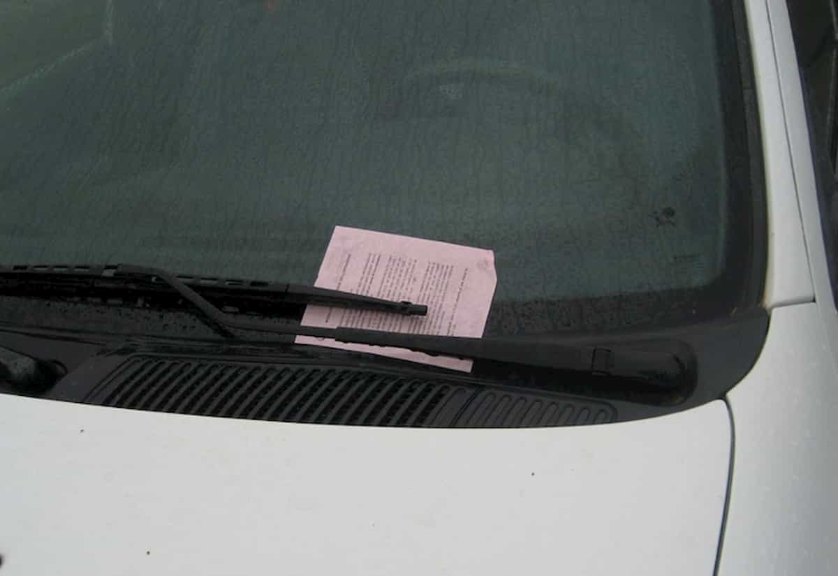 Enrico Gatto, auto in sosta vietata a Ronco Scrivia perché la moglie al nono mese si sente male: multato