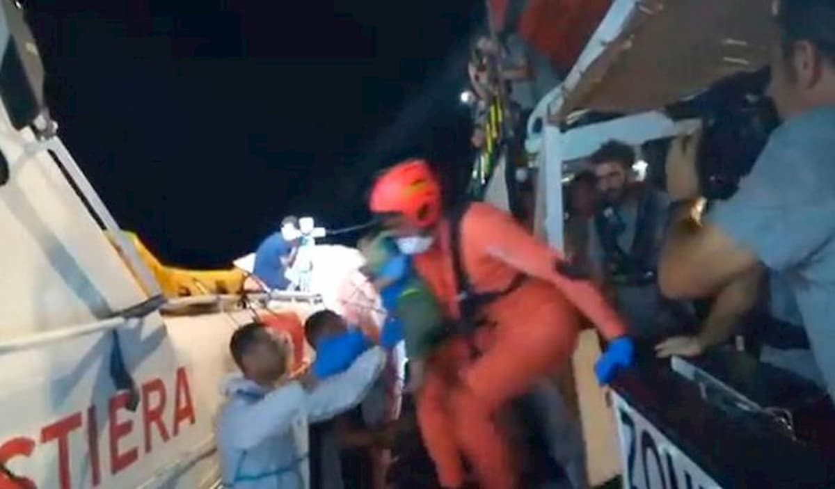 Il trasbordo dei migranti