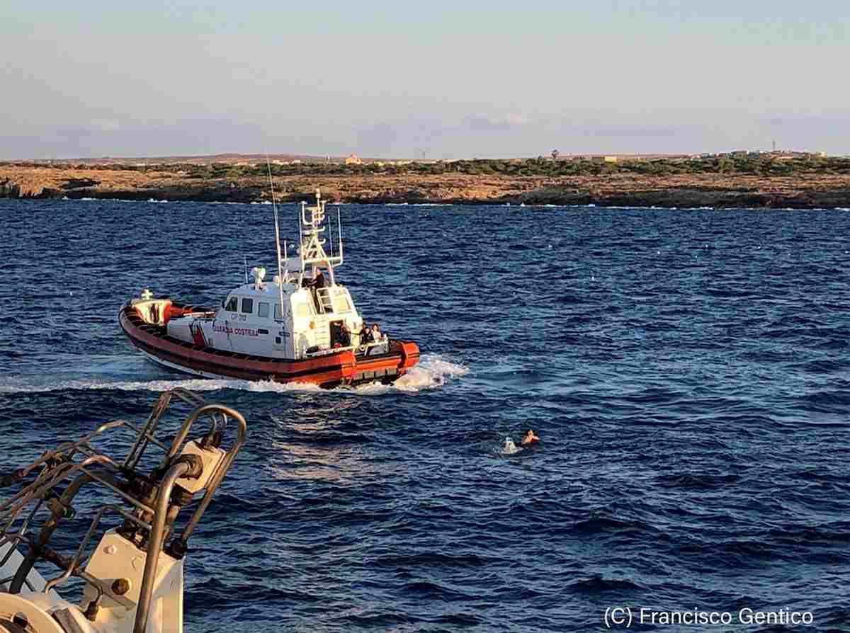 La motovedetta della Guardia Costiera recupera il migrante in mare