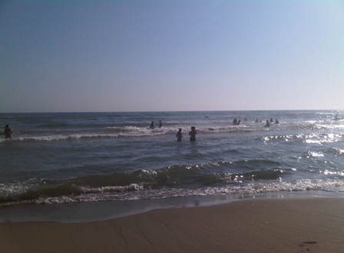 Una spiaggia di Ostia, Ansa