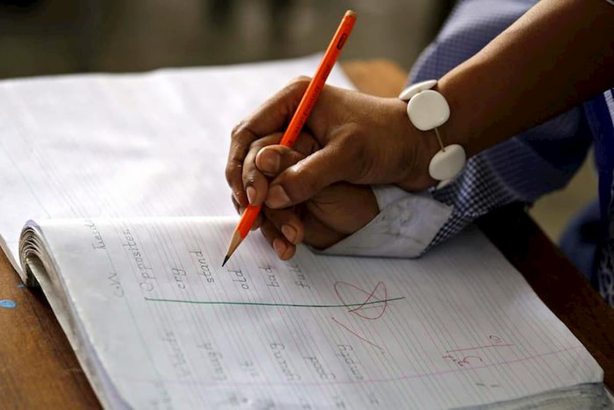 Pakistan, chiuse 800 scuole "poco sicure" costruite con gli aiuti britannici