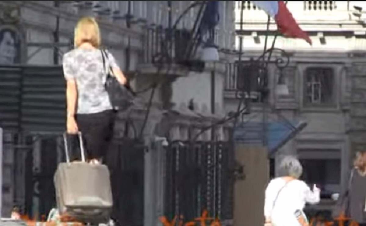 Parlamentari trascinano trolley