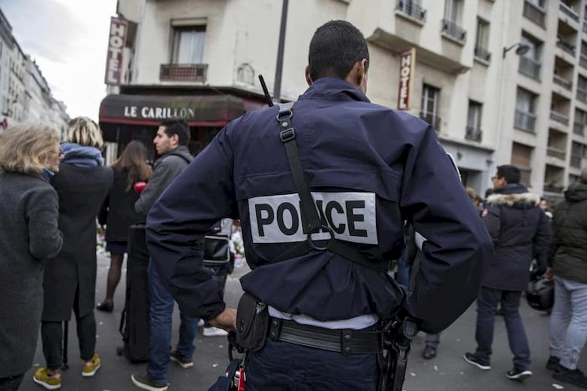 Villeurbanne, coltellate ai passanti: un morto e sei feriti. Un fermato, altro in fuga