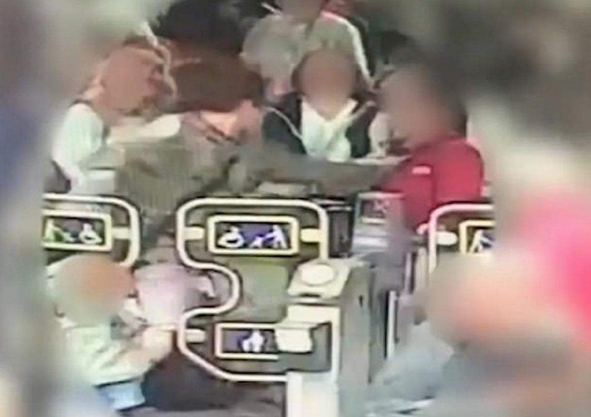 manchester pugno in faccia stazione metro